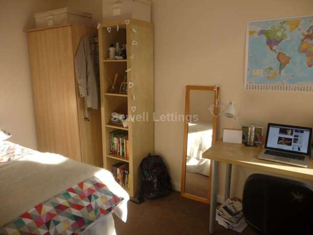  Image of 6 bedroom Detached house to rent in Bishops Road Earley Reading RG6 at Bishops Road  Reading, RG6 1NP