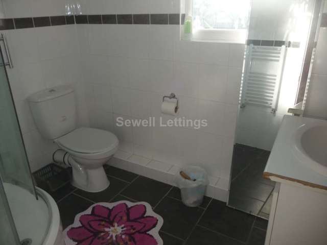  Image of 6 bedroom Detached house to rent in Bishops Road Earley Reading RG6 at Bishops Road  Reading, RG6 1NP