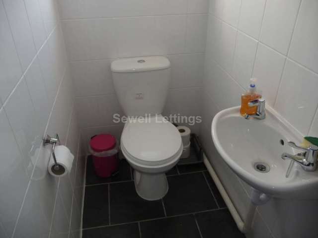  Image of 6 bedroom Detached house to rent in Bishops Road Earley Reading RG6 at Bishops Road  Reading, RG6 1NP