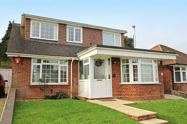  Image of 4 bedroom Property for sale in Dell Road Southampton SO18 at Dell Road  Southampton, SO18 1QS