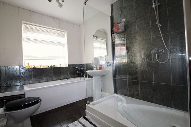  Image of 4 bedroom Property for sale in Dell Road Southampton SO18 at Dell Road  Southampton, SO18 1QS