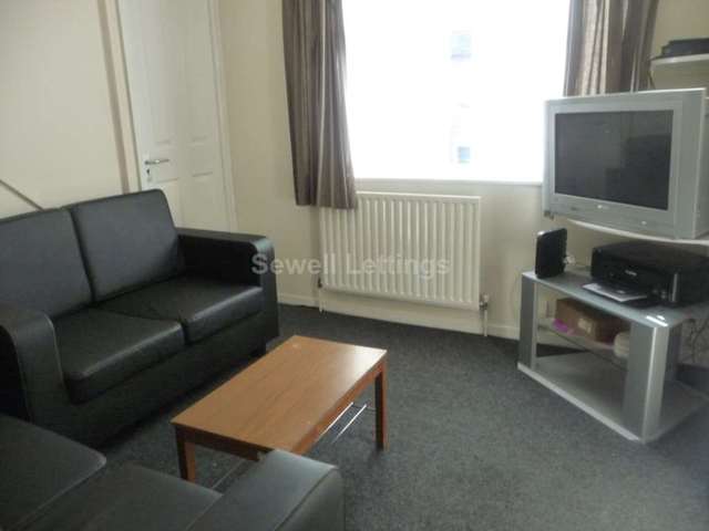  Image of 4 bedroom Detached house to rent in Blenheim Gardens Reading RG1 at Blenheim Gardens  Reading, RG1 5QG