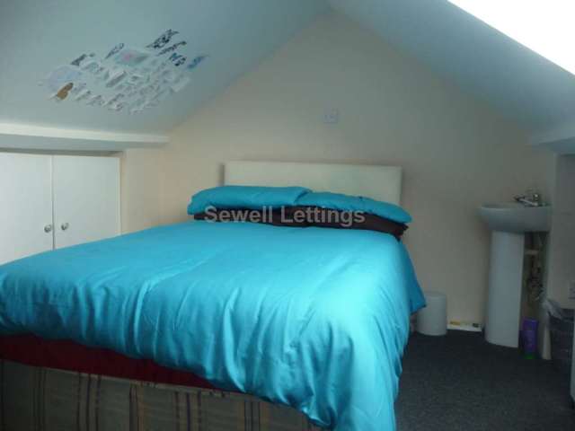  Image of 4 bedroom Detached house to rent in Blenheim Gardens Reading RG1 at Blenheim Gardens  Reading, RG1 5QG
