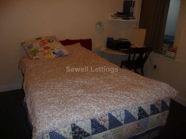  Image of 4 bedroom Detached house to rent in Blenheim Gardens Reading RG1 at Blenheim Gardens  Reading, RG1 5QG