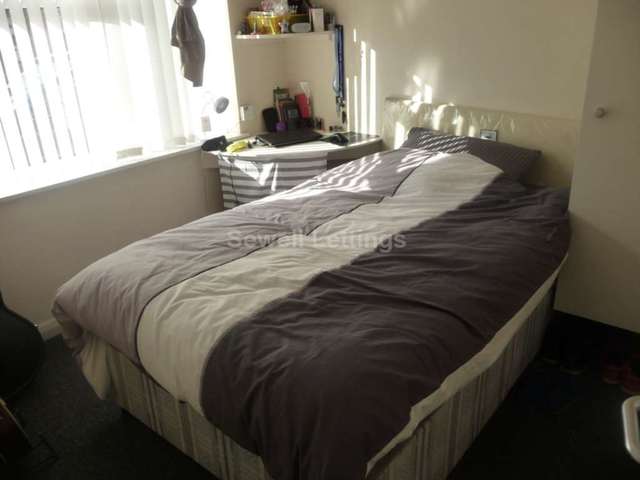  Image of 4 bedroom Detached house to rent in Blenheim Gardens Reading RG1 at Blenheim Gardens  Reading, RG1 5QG