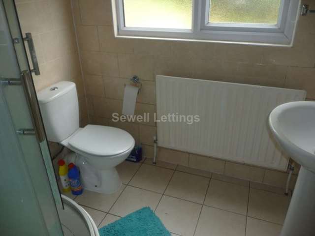  Image of 4 bedroom Detached house to rent in Blenheim Gardens Reading RG1 at Blenheim Gardens  Reading, RG1 5QG