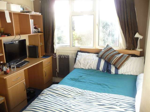 Image of 5 bedroom Detached house to rent in Blenheim Gardens Reading RG1 at Blenheim Gardens  Reading, RG1 5QG