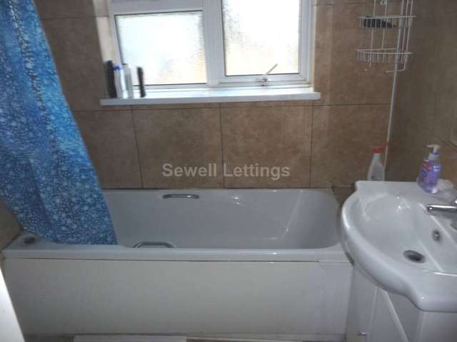  Image of 5 bedroom Detached house to rent in Blenheim Gardens Reading RG1 at Blenheim Gardens  Reading, RG1 5QG