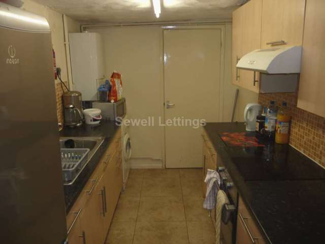  Image of 5 bedroom Detached house to rent in Blenheim Gardens Reading RG1 at Blenheim Gardens  Reading, RG1 5QG