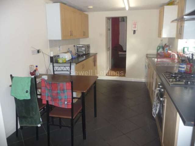  Image of 4 bedroom Detached house to rent in Blenheim Road Reading RG1 at Blenheim Road  Reading, RG1 5NQ