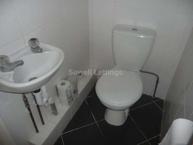  Image of 4 bedroom Detached house to rent in Blenheim Road Reading RG1 at Blenheim Road  Reading, RG1 5NQ