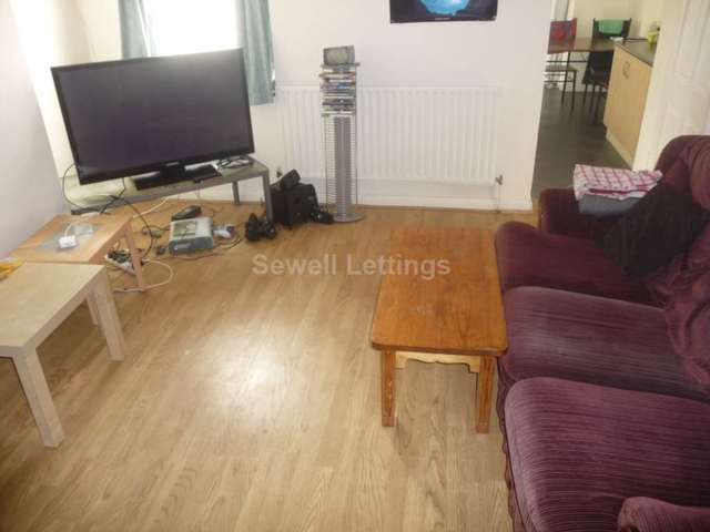  Image of 4 bedroom Detached house to rent in Blenheim Road Reading RG1 at Blenheim Road  Reading, RG1 5NQ