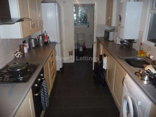  Image of 4 bedroom Detached house to rent in Blenheim Road Reading RG1 at Blenheim Road  Reading, RG1 5NQ