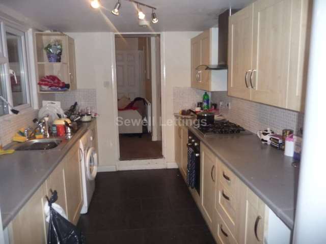  Image of 4 bedroom Detached house to rent in Blenheim Road Reading RG1 at Blenheim Road  Reading, RG1 5NQ