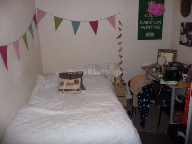  Image of 4 bedroom Detached house to rent in Blenheim Road Reading RG1 at Blenheim Road  Reading, RG1 5NQ