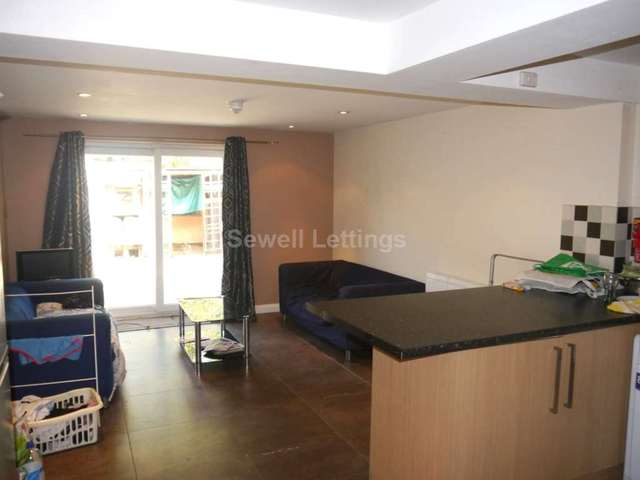  Image of 6 bedroom Detached house to rent in Blenheim Road Reading RG1 at Blenheim Road  Reading, RG1 5NG