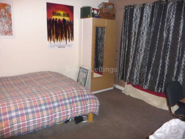  Image of 6 bedroom Detached house to rent in Blenheim Road Reading RG1 at Blenheim Road  Reading, RG1 5NG