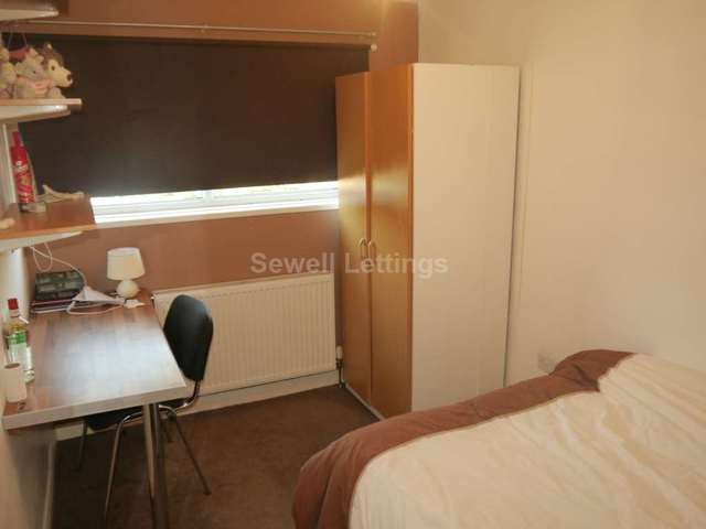  Image of 6 bedroom Detached house to rent in Blenheim Road Reading RG1 at Blenheim Road  Reading, RG1 5NG