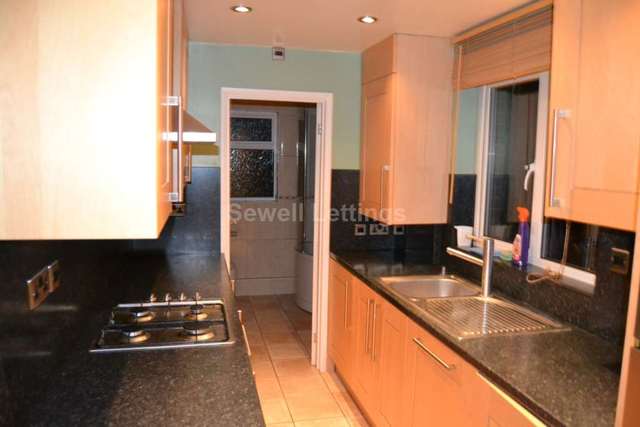  Image of 3 bedroom Detached house to rent in Blenheim Gardens Reading RG1 at Blenhiem Gardens  Reading, RG1 5QG