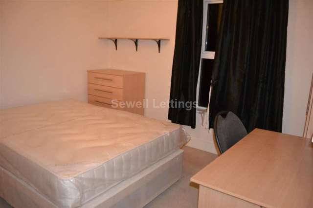  Image of 3 bedroom Detached house to rent in Blenheim Gardens Reading RG1 at Blenhiem Gardens  Reading, RG1 5QG