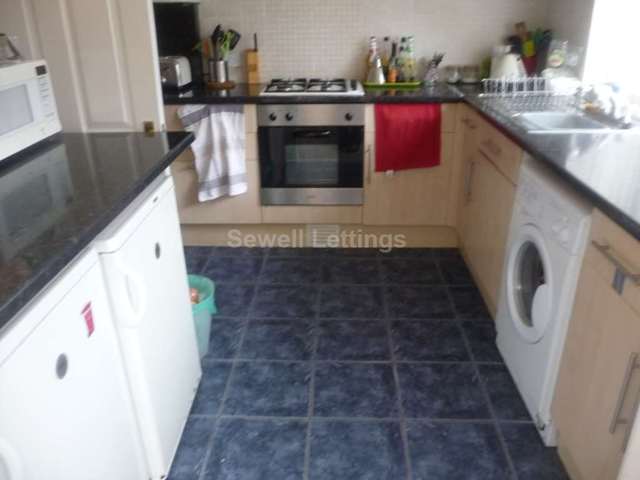  Image of 5 bedroom Detached house to rent in Blenheim Road Reading RG1 at Blenhiem Road  Reading, RG1 5NG