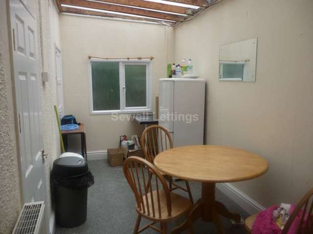  Image of 5 bedroom Detached house to rent in Blenheim Road Reading RG1 at Blenhiem Road  Reading, RG1 5NG