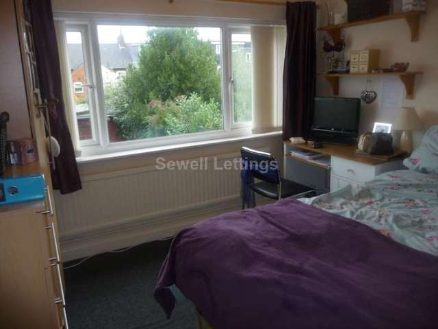  Image of 5 bedroom Detached house to rent in Blenheim Road Reading RG1 at Blenhiem Road  Reading, RG1 5NG