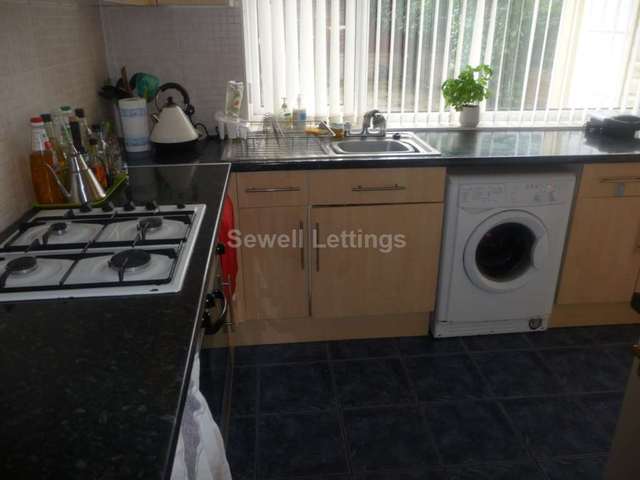  Image of 5 bedroom Detached house to rent in Blenheim Road Reading RG1 at Blenhiem Road  Reading, RG1 5NG