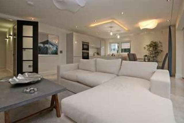  Image of 2 bedroom Flat for sale in Boscombe Overcliff Drive Southbourne Bournemouth BH5 at Boscombe Overcliff Drive  Bournemouth, BH5 2EJ