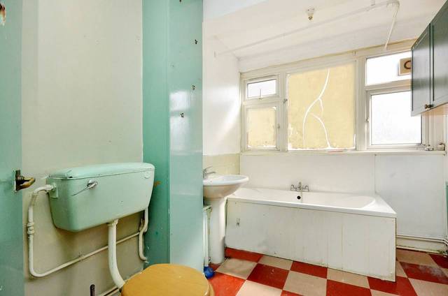  Image of 3 bedroom Maisonette for sale in Bowling Green Row London SE18 at Bowling Green Row  Woolwich, SE18 5LH