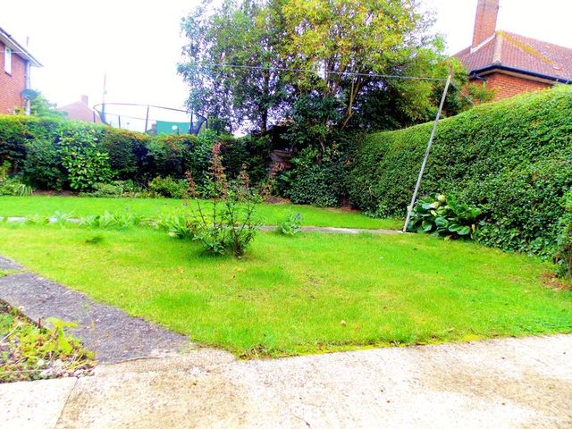 Image of 5 bedroom Semi-Detached house to rent in Bramble Close Uxbridge UB8 at Bramble Close  Uxbridge, UB8 3QE