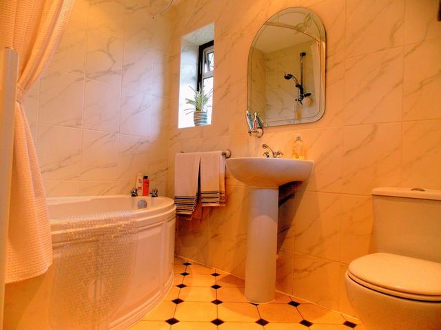  Image of 5 bedroom Semi-Detached house to rent in Bramble Close Uxbridge UB8 at Bramble Close  Uxbridge, UB8 3QE