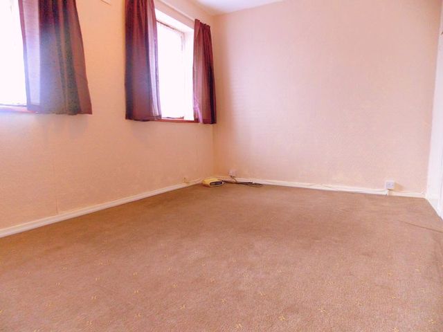  Image of 5 bedroom Semi-Detached house to rent in Bramble Close Uxbridge UB8 at Bramble Close  Uxbridge, UB8 3QE