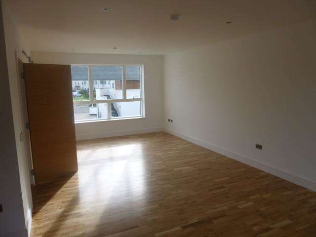  Image of 3 bedroom Detached house to rent in Brighouse Park Cross Edinburgh EH4 at Cramond Edinburgh Edinburgh, EH4 6GZ