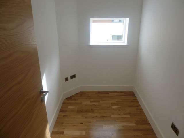  Image of 2 bedroom Flat to rent in Brighouse Park Cross Edinburgh EH4 at Cramond Edinburgh Edinburgh, EH4 6GZ