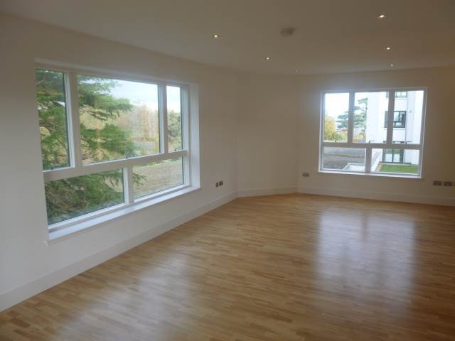 Image of 2 bedroom Flat to rent in Brighouse Park Cross Edinburgh EH4 at Cramond Edinburgh Edinburgh, EH4 6GZ