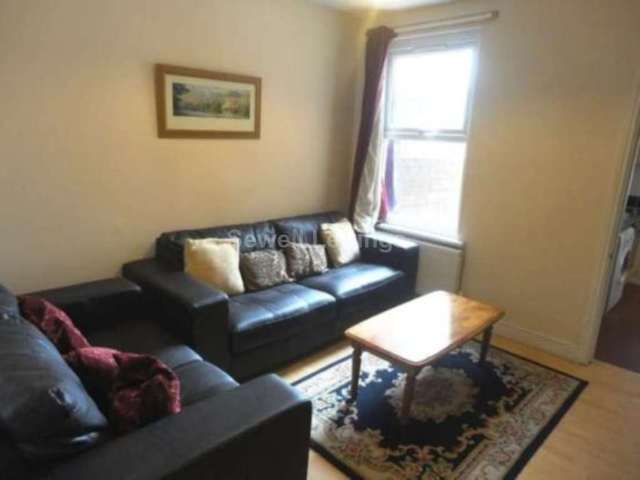  Image of 6 bedroom Detached house to rent in Brighton Road Earley Reading RG6 at Brighton Road  Reading, RG6 1PS