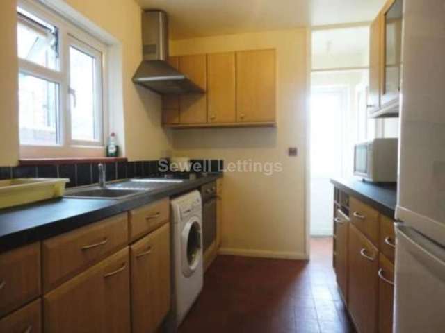  Image of 6 bedroom Detached house to rent in Brighton Road Earley Reading RG6 at Brighton Road  Reading, RG6 1PS