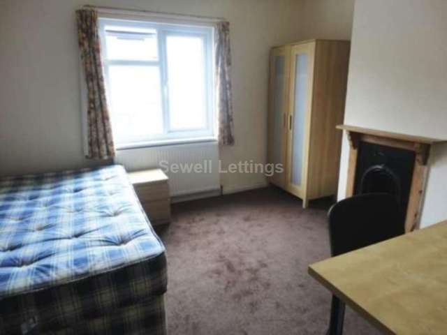  Image of 6 bedroom Detached house to rent in Brighton Road Earley Reading RG6 at Brighton Road  Reading, RG6 1PS