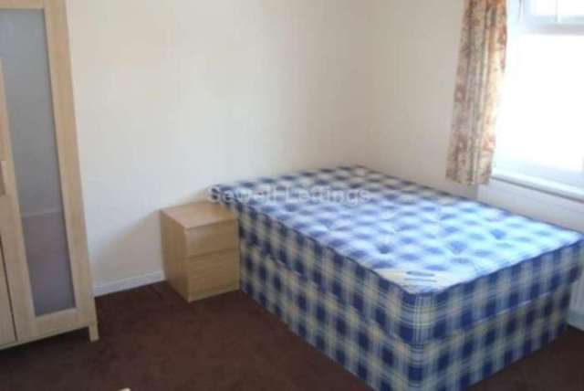  Image of 6 bedroom Detached house to rent in Brighton Road Earley Reading RG6 at Brighton Road  Reading, RG6 1PS