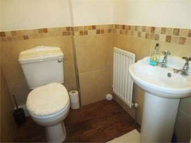  Image of 2 bedroom Detached house for sale in Broadclyst Avenue Leigh-on-Sea SS9 at Broadclyst Avenue Leigh on sea Eastwood, SS9 4PX