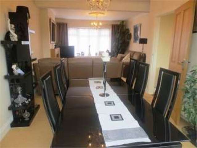  Image of 2 bedroom Detached house for sale in Broadclyst Avenue Leigh-on-Sea SS9 at Broadclyst Avenue Leigh on sea Eastwood, SS9 4PX