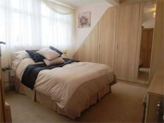  Image of 2 bedroom Detached house for sale in Broadclyst Avenue Leigh-on-Sea SS9 at Broadclyst Avenue Leigh on sea Eastwood, SS9 4PX