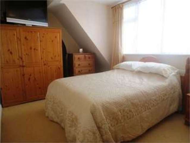  Image of 2 bedroom Detached house for sale in Broadclyst Avenue Leigh-on-Sea SS9 at Broadclyst Avenue Leigh on sea Eastwood, SS9 4PX