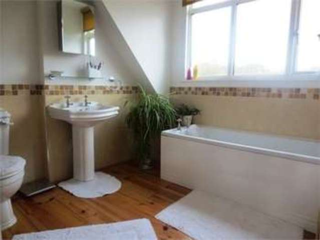  Image of 2 bedroom Detached house for sale in Broadclyst Avenue Leigh-on-Sea SS9 at Broadclyst Avenue Leigh on sea Eastwood, SS9 4PX