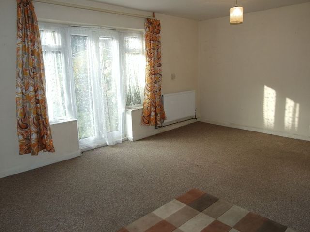  Image of 3 bedroom Semi-Detached house to rent in Broadway Loughborough LE11 at Broadway  Loughborough, LE11 2JG
