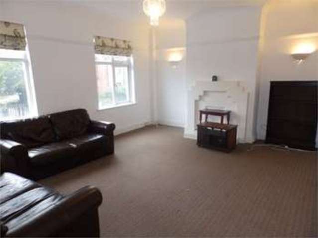  Image of 3 bedroom Apartment to rent in Broadway West Leigh-on-Sea SS9 at Broadway west Leigh on sea Leigh-on-Sea, SS9 2BU