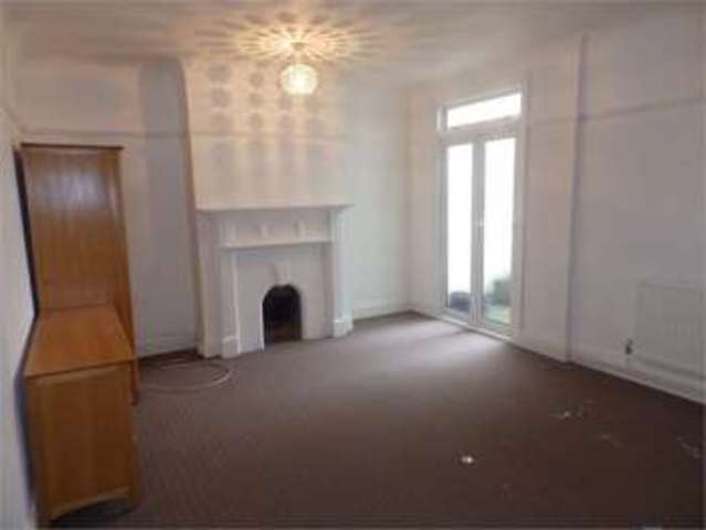  Image of 3 bedroom Apartment to rent in Broadway West Leigh-on-Sea SS9 at Broadway west Leigh on sea Leigh-on-Sea, SS9 2BU