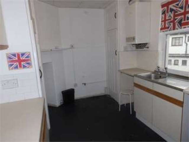  Image of 3 bedroom Apartment to rent in Broadway West Leigh-on-Sea SS9 at Broadway west Leigh on sea Leigh-on-Sea, SS9 2BU
