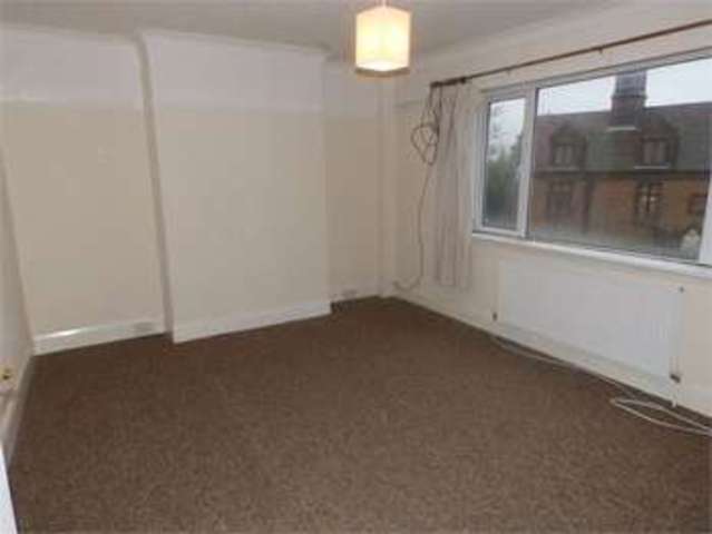  Image of 3 bedroom Flat to rent in Broadway West Leigh-on-Sea SS9 at Broadway west Leigh on sea Leigh-on-Sea, SS9 2BU